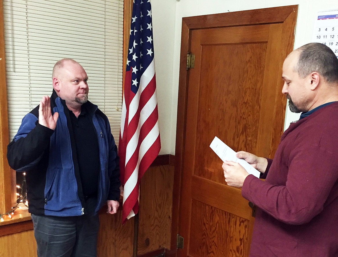 Chad Cantrell gets sworn into the seat of Ward 3 for the Plains Council by Mayor Danny Rowan. (Erin Jusseaume/ Clark Fork Valley Press)