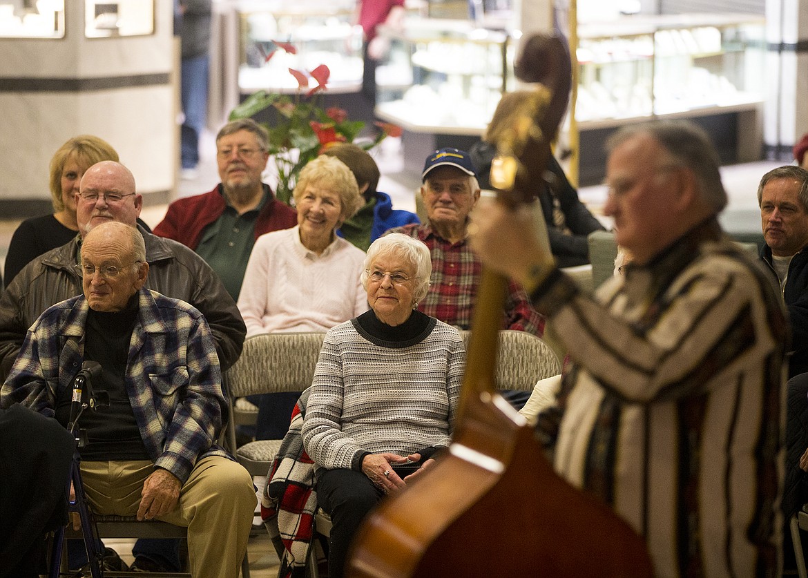 People listen to country music, jazz and old school blues at a Friday evening jam session at the Silver Lake Mall. (LOREN BENOIT/Press)