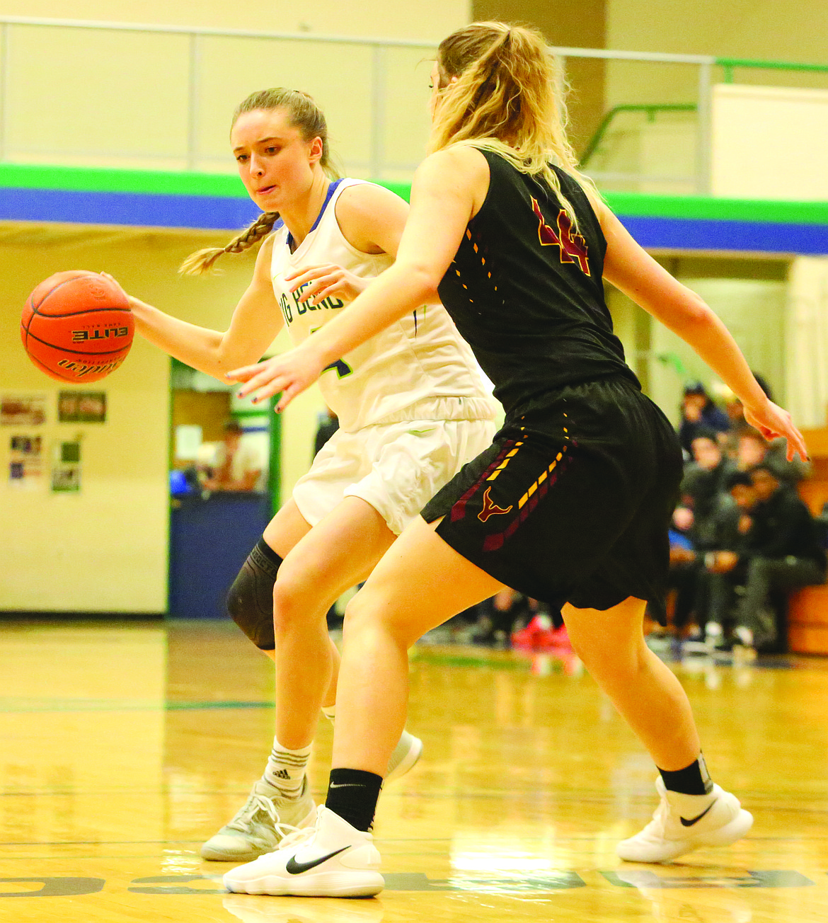 Connor Vanderweyst/Columbia Basin Herald
Big Bend forward Hailey Garrity (left) tries to get past Yakima Valley center Kali Kruger.