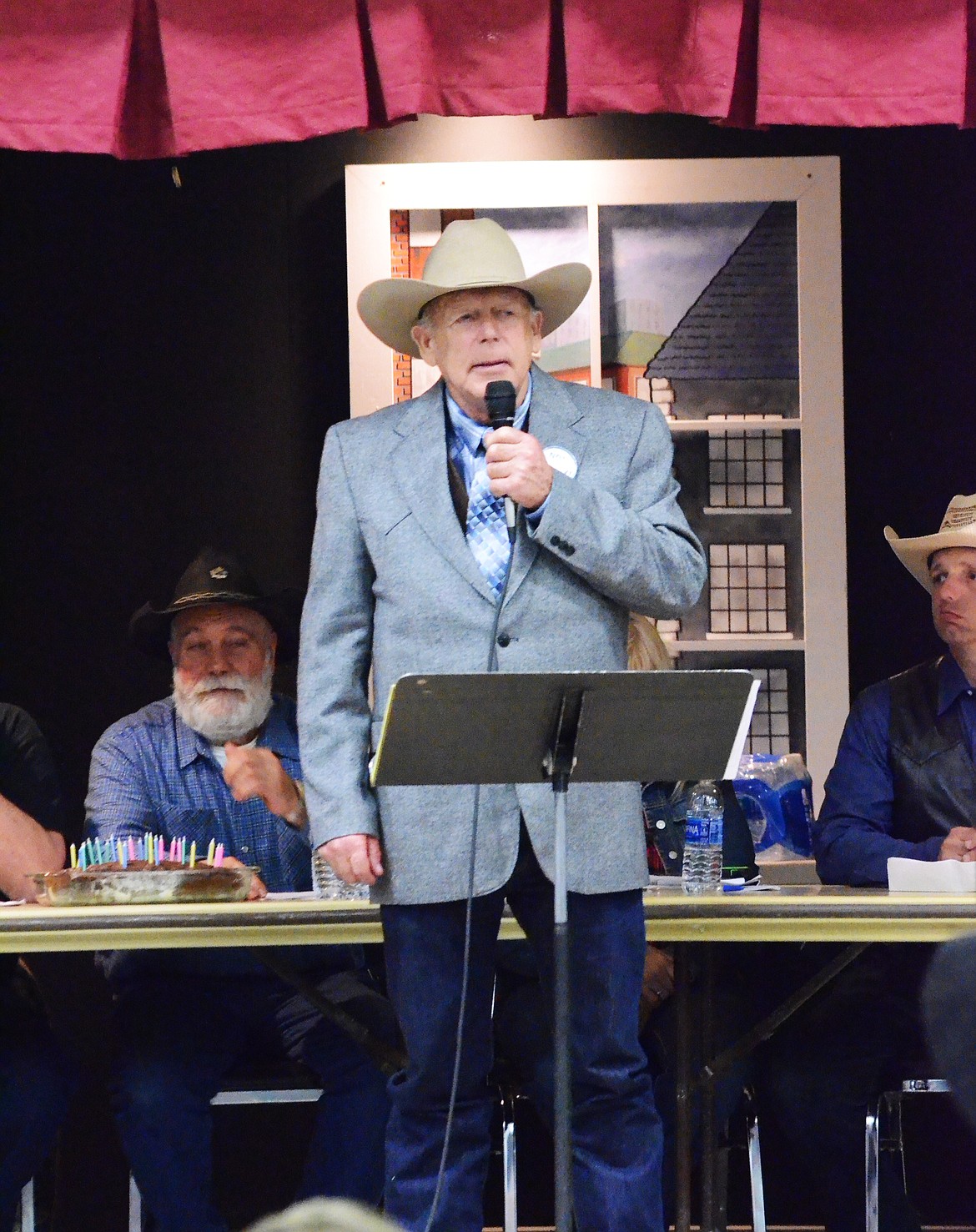 Cliven Bundy talks to the crowd explained that he had a choice to be mad or forgive those that had caused the unfortunate events regarding his incarceration (Erin Jusseaume/ Clark Fork Valley Press)