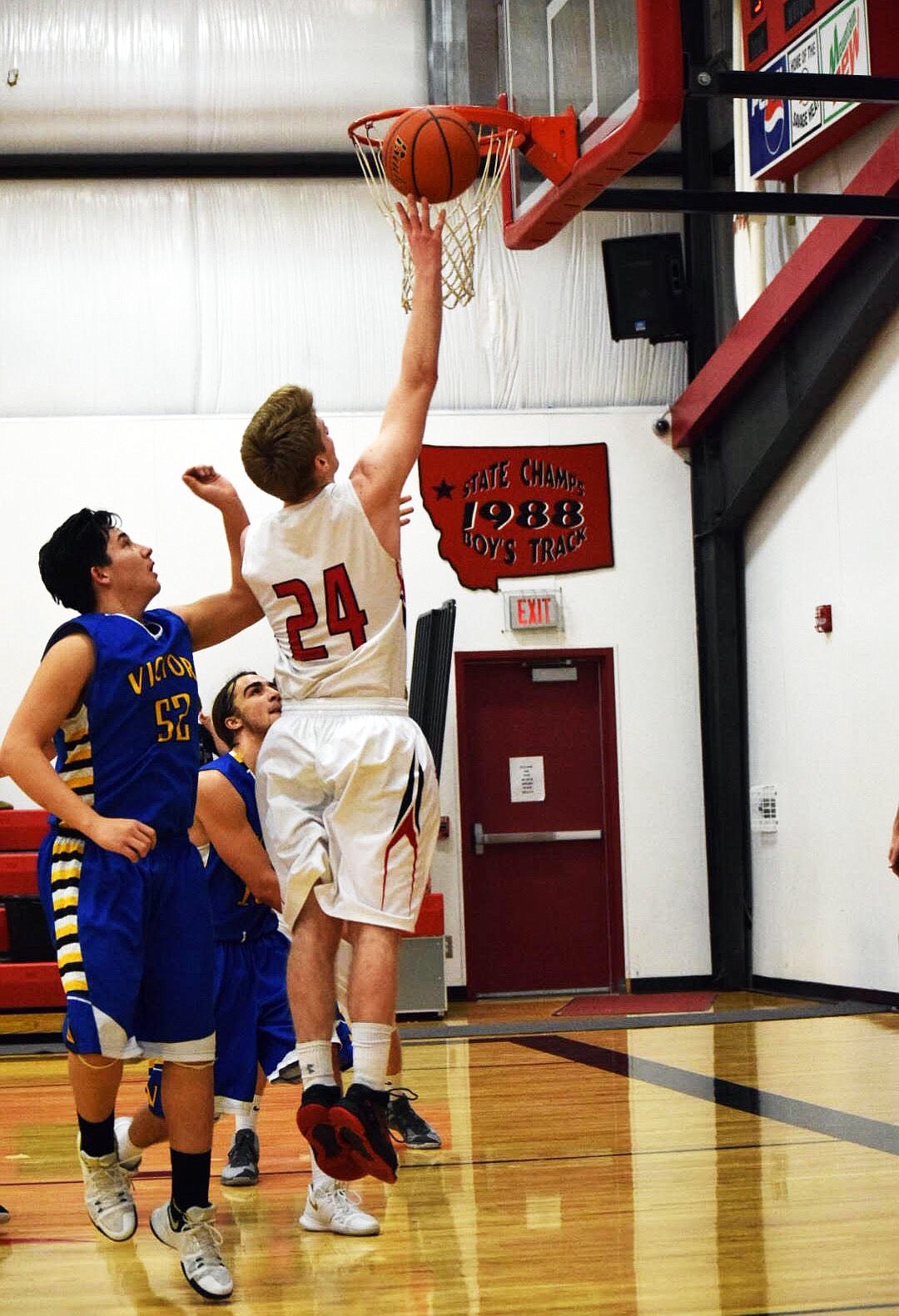 Luke Waterbury (24) shows good form as he makes a basket (Stacy Gray/ Hot Springs High School)