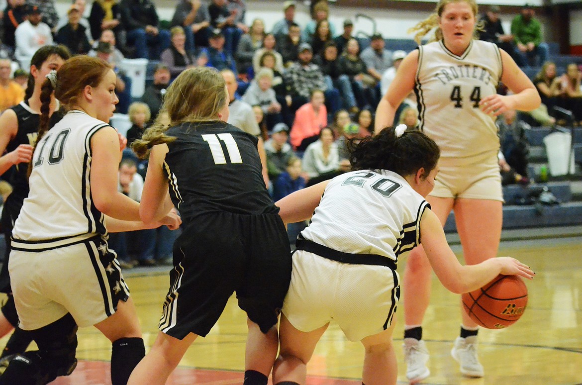 Hayley Josephson (20) works with Hayley Kinzie (10) to secure a successful steal from Seeley-Swans&#146; Autumn Morse (11) (Clark Fork Valley Press)