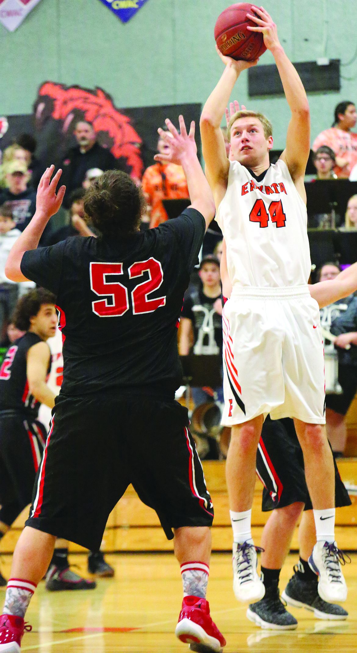 Connor Vanderweyst/Columbia Basin Herald
Ephrata forward Joshua Benthem pulls up for a shot against Othello's Julian McDonald (52).