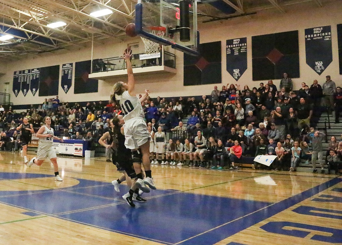 Photo by Mandi Bateman
Kassy Skeen aims high to bring home the gold.