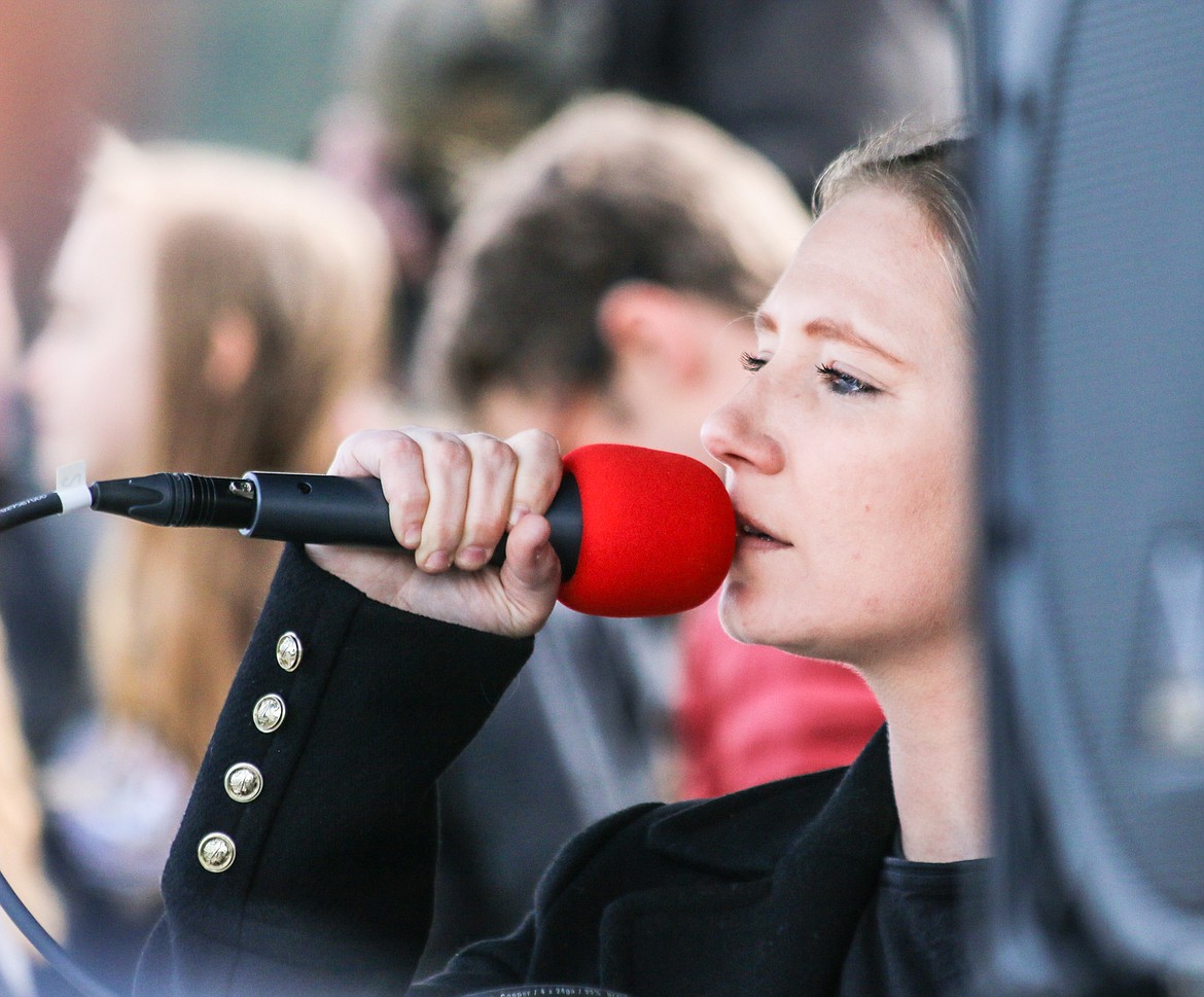 Photo by MANDI BATEMAN
Shy Porter started the jumpers off with the Star Spangled Banner.