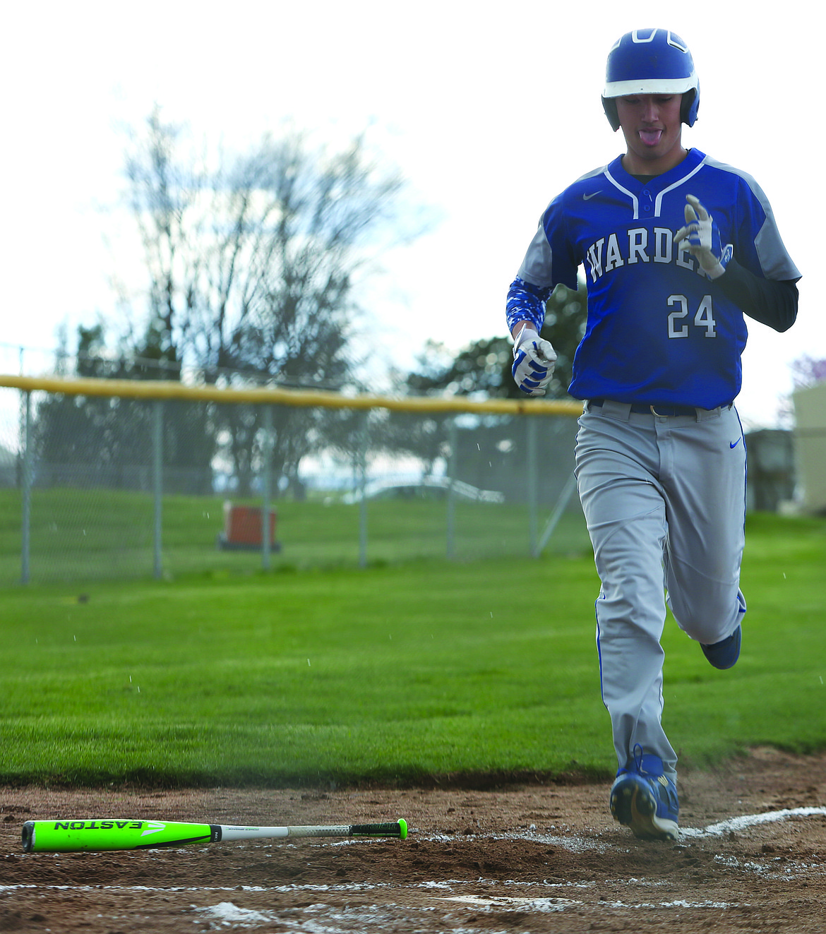 Connor Vanderweyst/Columbia Basin Herald
Warden's Ryan Arredondo comes in to score on a Rodrigo Ozuna single in the first inning against Cascade.