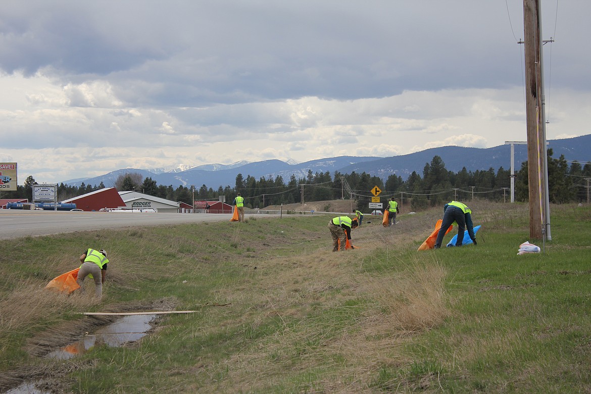 Photo by TANNA YEOUMANS
Volunteers with the Echo Springs Transitional Study Program, who gave their time to assist in keeping Boundary County clean, begin their Earth Day efforts at the top of the North Hill.