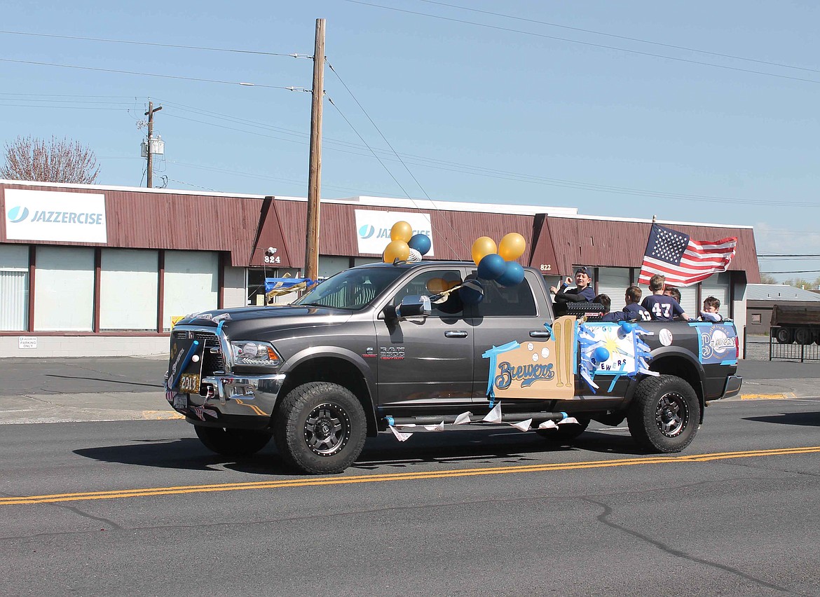 Joel Martin/Columbia Basin Herald
A truck loaded with baseball players makes its way proudly down Third Avenue at the Moses Lake Youth Sports Parade Saturday.