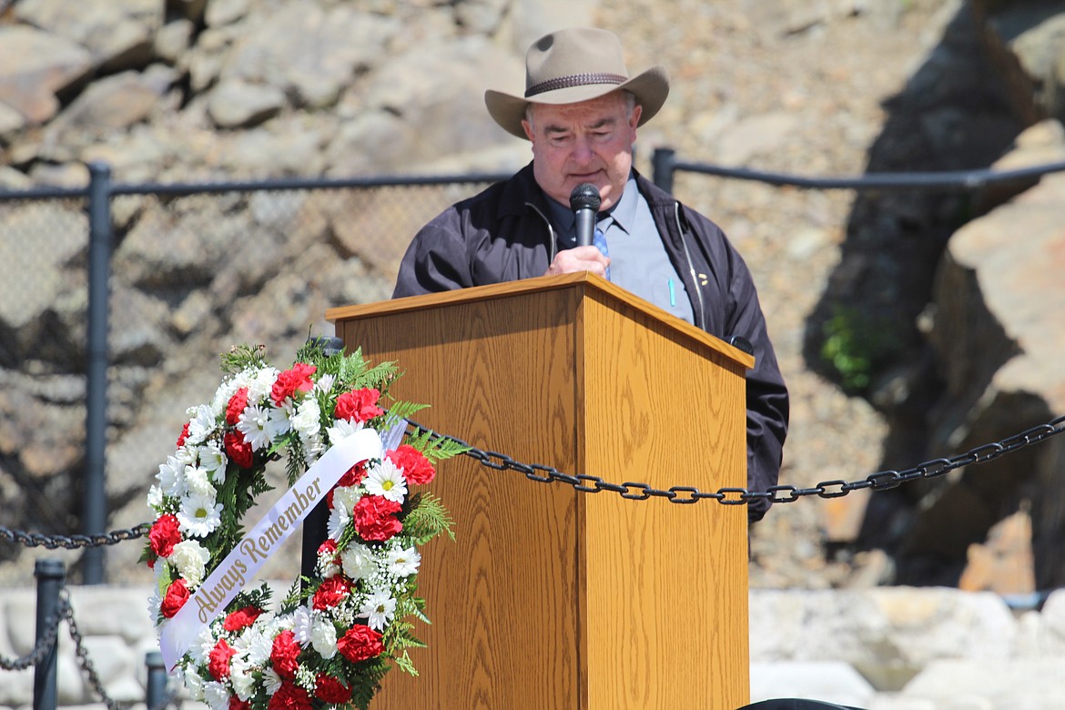 Bill Delbridge speaks before the names are read.