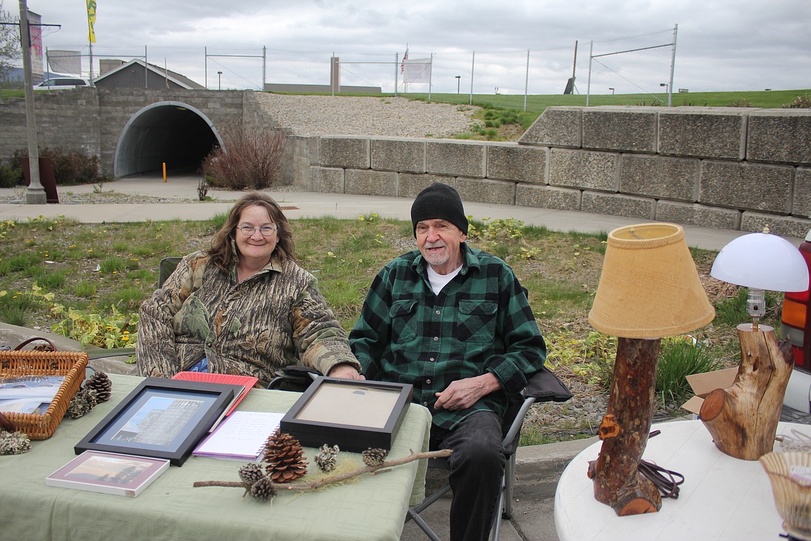 Photo by TANNA YEOUMANS
Becky and her father David Belden bring unique pictures and handmade lamps to the Farmers Market.