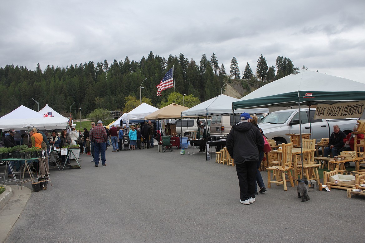 Photo by TANNA YEOUMANS
The first Farmers Market of the year brought a croud.