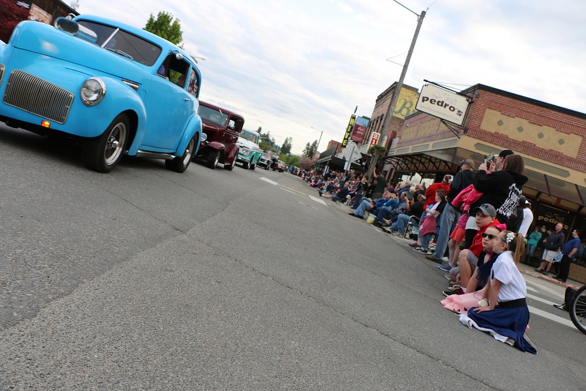 (Daily Bee file photo/CAROLINE LOBSINGER)
Youngsters watch classic cars go by during last year&#146;s Lost in the &#145;50s classic car parade. The annual homage to all things &#145;50s kicks off on Thursday.