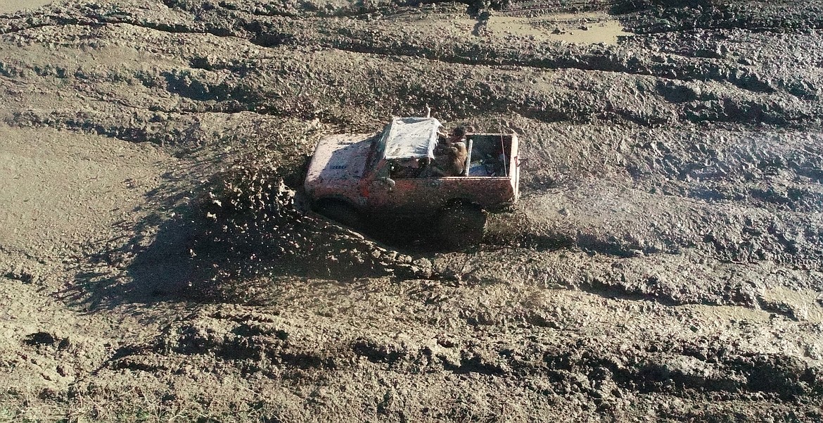 Photo by LEE YEOUMANS
Teresa Lummus showed off her now famous Scout as she made the mud fly.