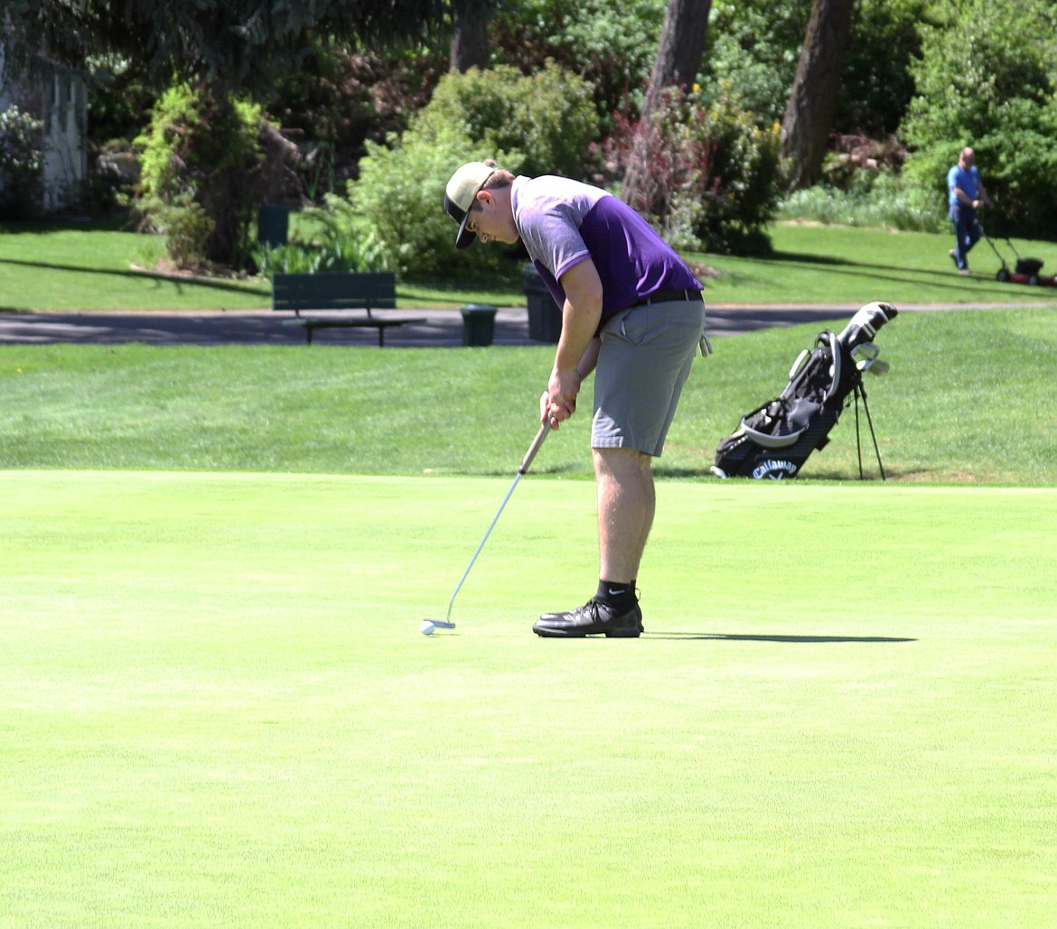 Cade Finlay puts for par on hole 9 at Twin Lakes Golf Course.