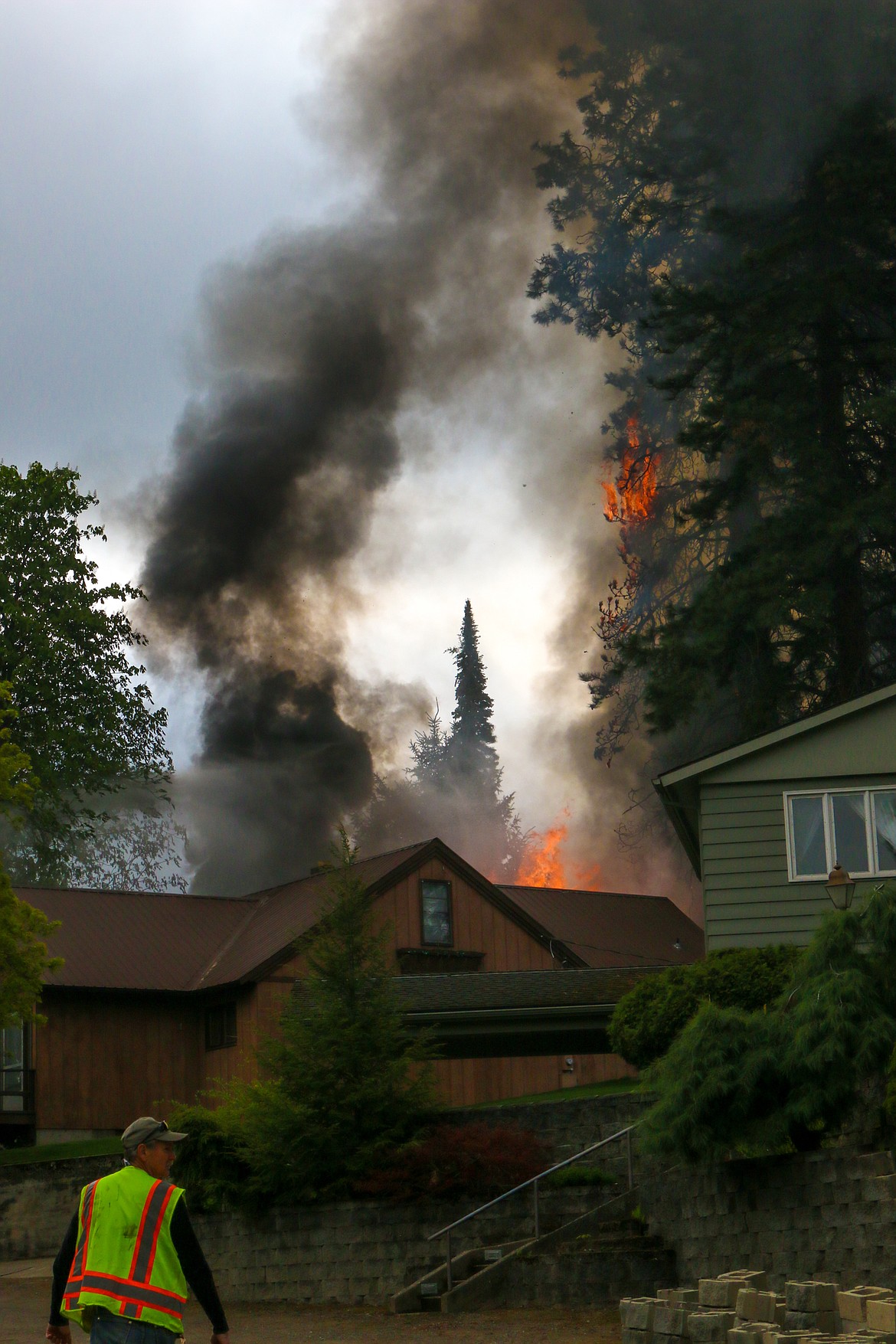 A home on Jackson Street caught fire on Tuesday morning, May 8. The large tree by the garage caught fire as well. The blaze was extinguished within 15 minutes by the Bonners Ferry Fire Department.
Photos by MANDI BATEMAN