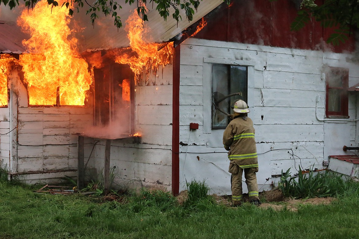 Photo by MANDI BATEMAN
Removing windows during the live burn training.