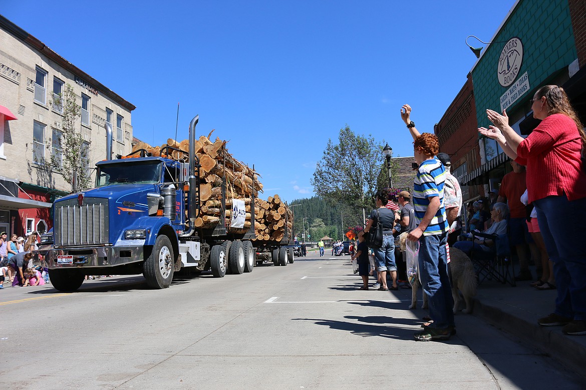 Photo by MANDI BATEMAN
Love from the crowd for the Boundary County timber industy.