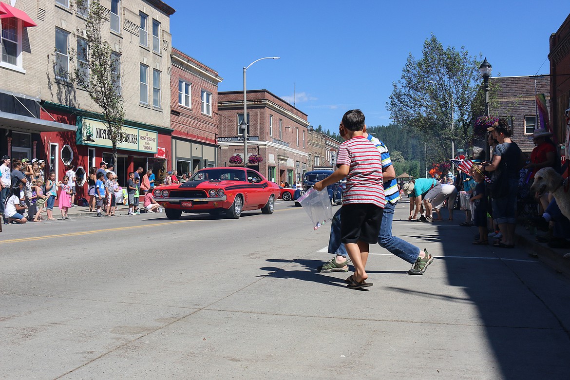 Photo by MANDI BATEMAN
Friendly competition for the candy thrown from the classic cars.