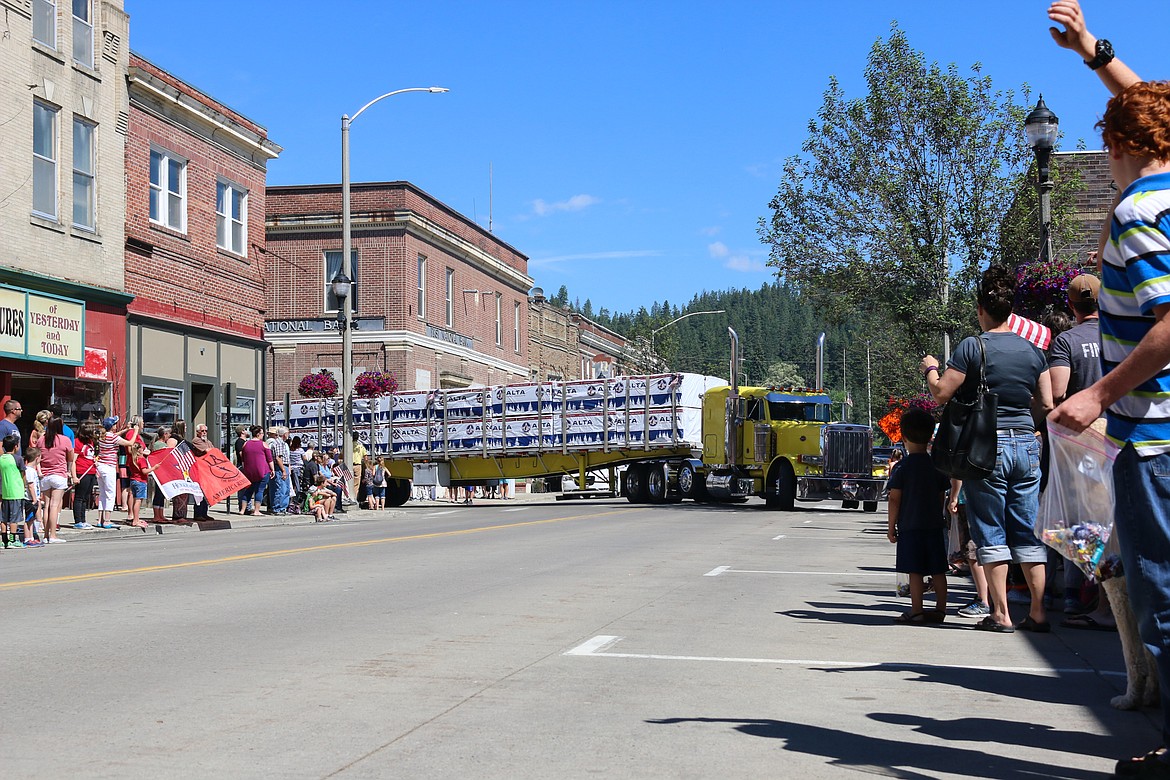 Photo by MANDI BATEMAN
One of the biggest parade participants negotiating the tight downtown turns.