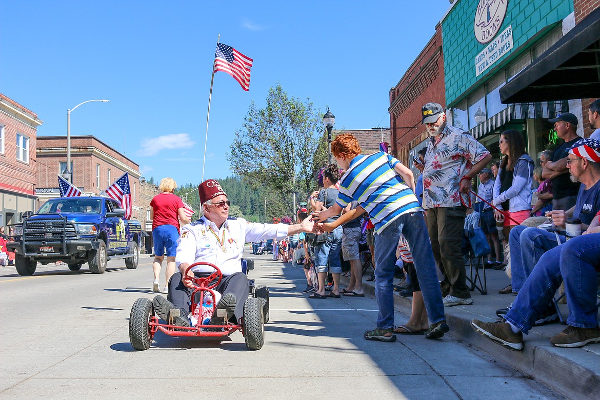 Photo by MANDI BATEMAN
Parade participants interacting with the crowd.