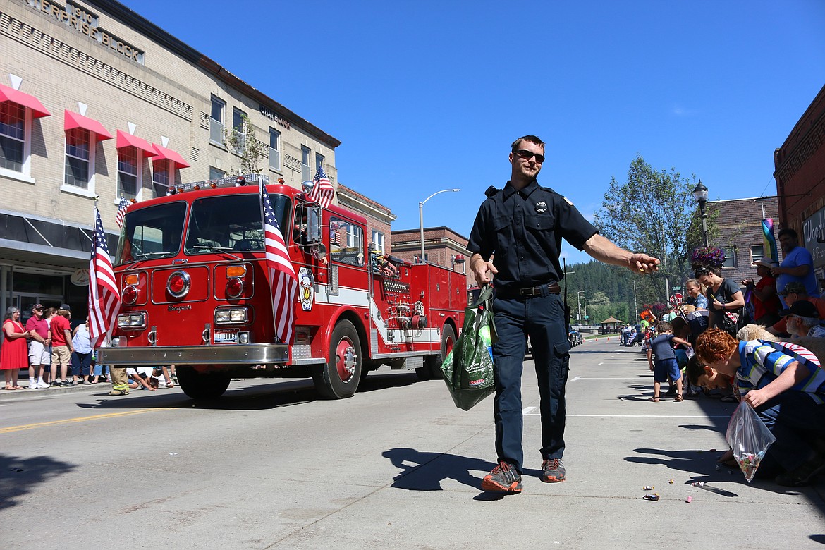 Photo by MANDI BATEMAN
North Bench Fire Department bringing candy to the watching children.