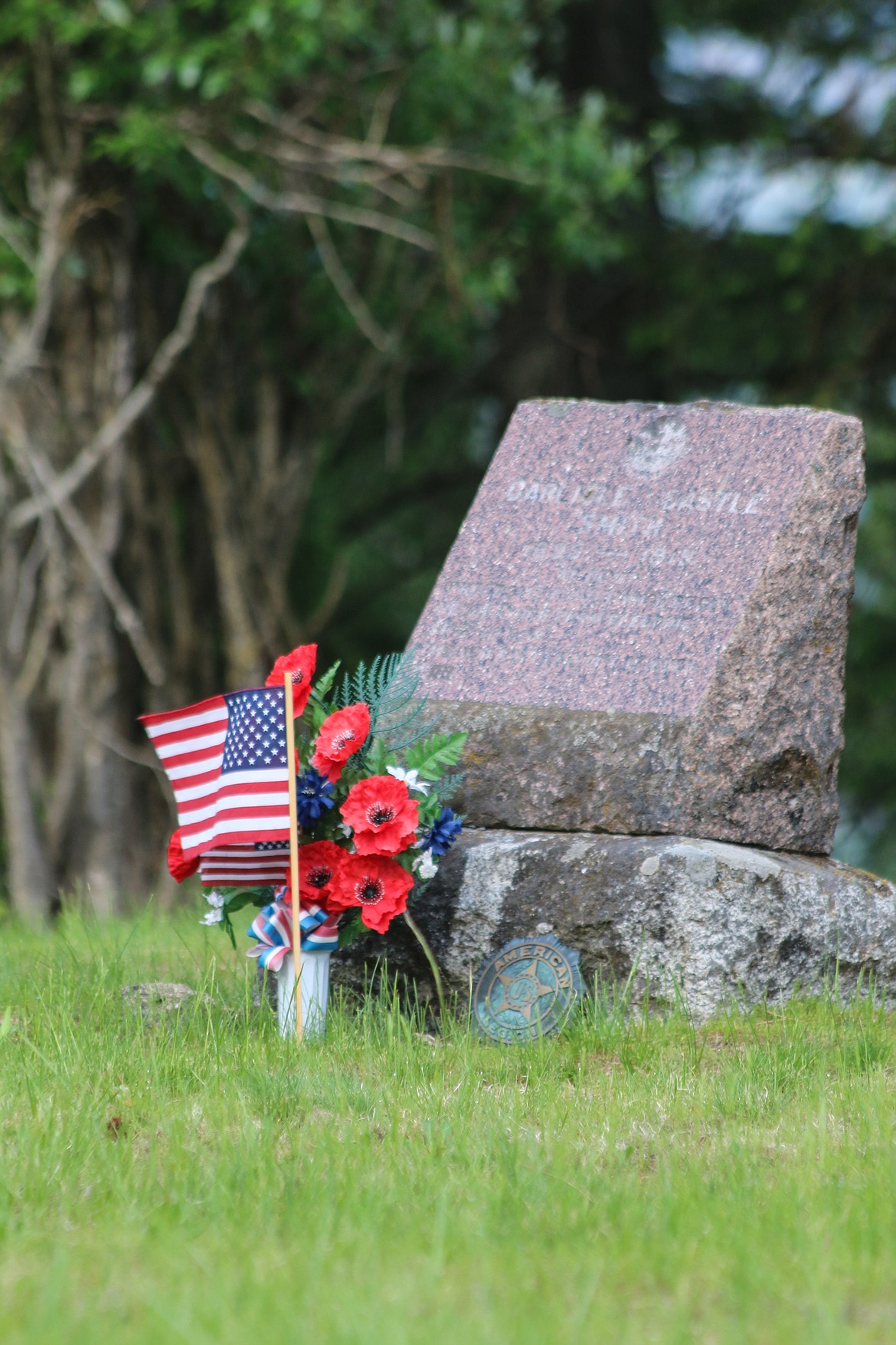 Photo by MANDI BATEMAN
Volunteers turned out to decorate the graves of veterans.