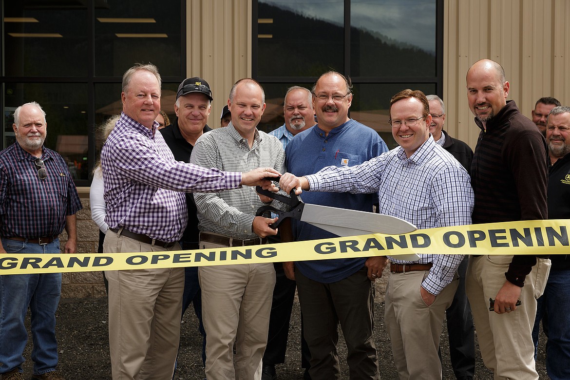 (Photo courtesy PAP&Eacute; MACHINERY)
Pap&eacute; Machinery recently celebrated the opening of its new North Idaho Service Center in Ponderay with a ribbon-cutting ceremony and open house. Pictured, from left, are Rodgers Spears, president, Pap&eacute; Machinery; Gary Dible, general manger, Pap&eacute; Machinery, Ag &amp; Turf &#8211; Spokane Region; Ryan Pap&eacute;, vice president, Pap&eacute; Machinery, Ag &amp; Turf; Ponderay Mayor Steve Geiger; Jordan Pap&eacute;, CEO, The Pap&eacute; Group; and Cameron Langham, general manager, Pap&eacute; Machinery, Construction &amp; Forestry - Spokane Region. The Pap&eacute; Northern Idaho Service Center is located at 477303 Highway 95 in Ponderay. Among the 43 locations throughout the West, the new facility is one of 10 Pap&eacute; Machinery locations in eastern Washington and North Idaho. The full-line dealership and service center is 15,000 square feet and features an equipment showroom, parts department, warehouse, and service department with a 10-ton crane and wash rack. &#147;Pap&eacute; is pleased to have made this investment in northern Idaho so we can provide the region with the 80-year high-quality customer service our company is known for,&#148; Rodger Spears, president of Pap&eacute; Machinery, said previously. &#147;We look forward to maximizing our Northern Idaho customers&#146; uptime by helping to keep their operations moving forward for many years to come.&#148;