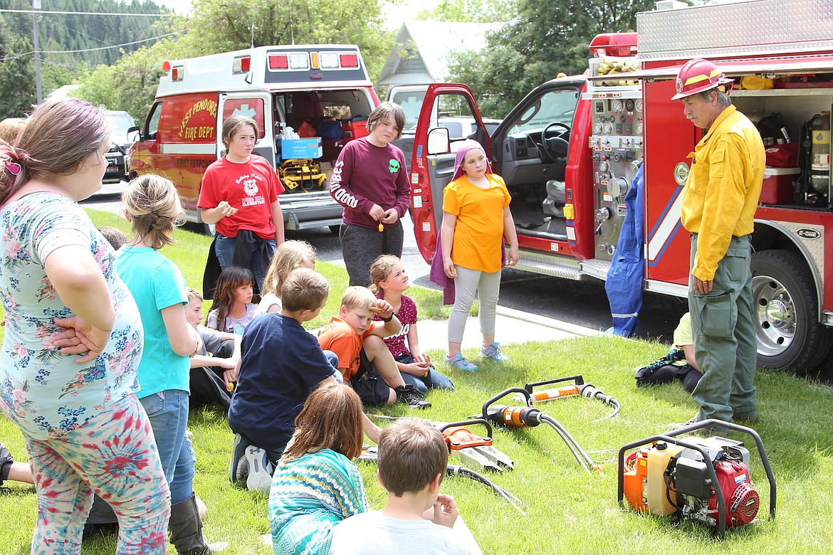 (Photo by KEITH KINNAIRD)
A West Pend Oreille firefighter shows Idaho Hill students hydraulic gear firefighters use to extricate victims of vehicle crashes.