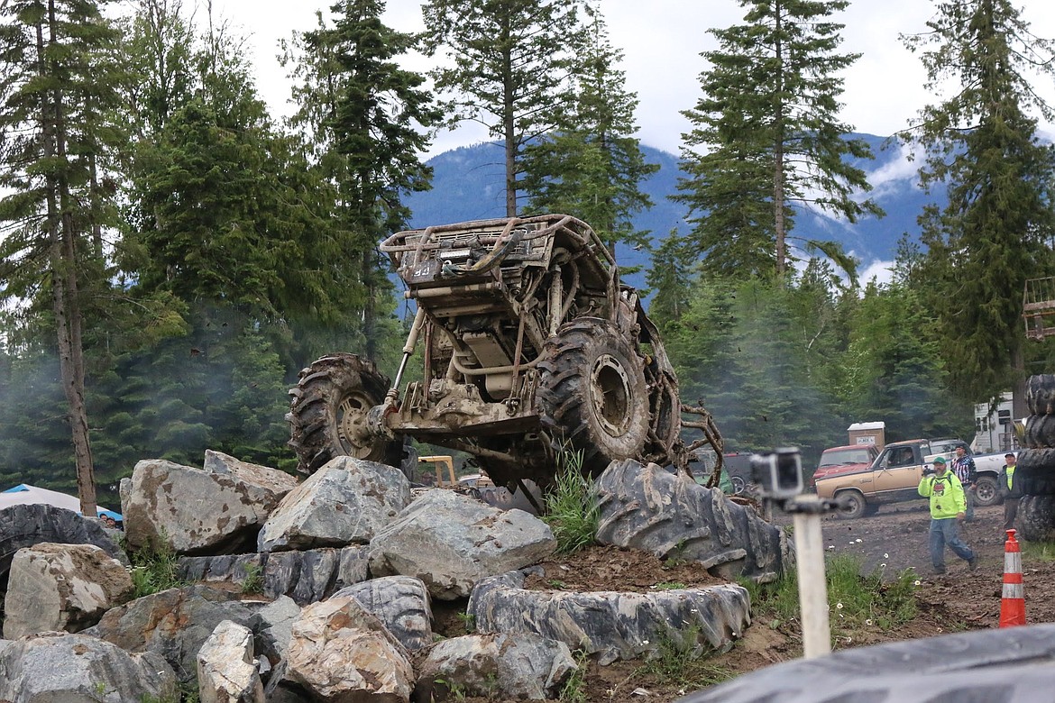 Photo by MANDI BATEMAN
Extending the suspension to the max to climb the rocks and tires.