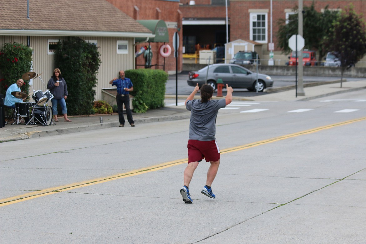 Photo by MANDI BATEMAN
A competitor gives a double thumbs up to the live entertainment along the course.