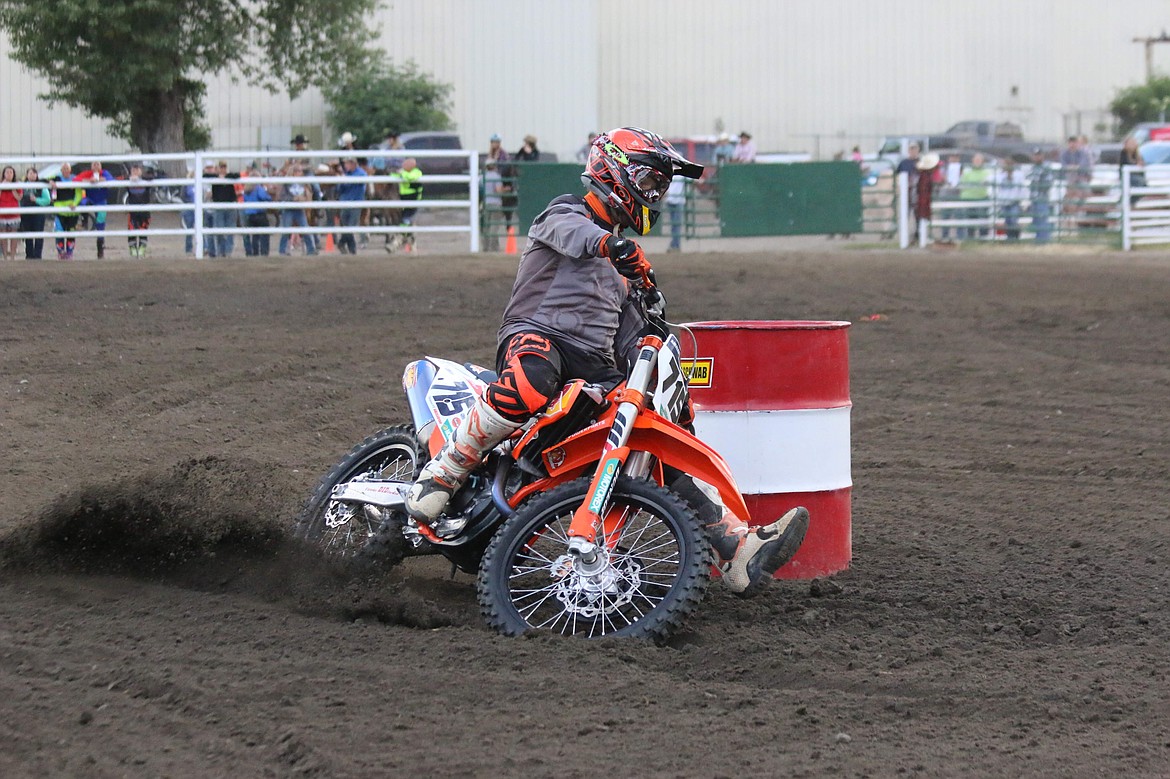 Photo by MANDI BATEMAN
Tim Fulton utilized his foot to help him turn tightly around the barrel.