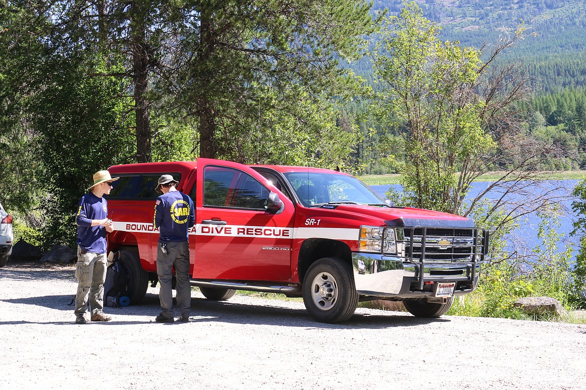 Photo by MANDI BATEMAN
Team One, Search and Dive Rescue volunteers Evan Phillips and Sruart Yoder arrive at Brush Lake.