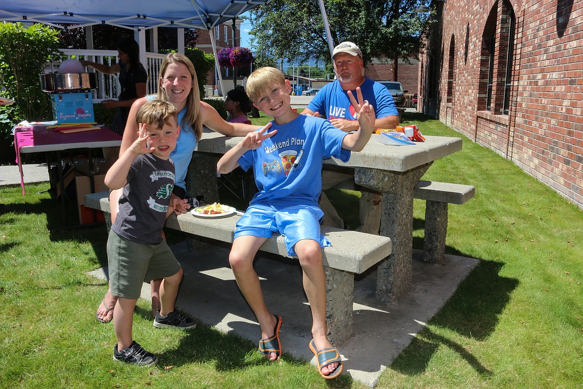 Photo by MANDI BATEMAN
Four year old Hudson and nine year old Michael Boyd with mother Mandy Boyd and Corey Richards, enjoying the food.