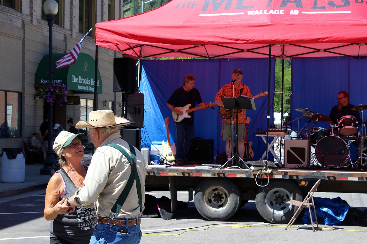 Photo by CHANSE WATSON
A couple of blues lovers enjoy the music and dance while guitarist Doug Johnson (stage left), guitarist and singer Larry Brown (stage center), drummer Stan Jackson (stage right) and bass player Art Quine (not pictured) preform collectively as Slow Cookin&#146;.