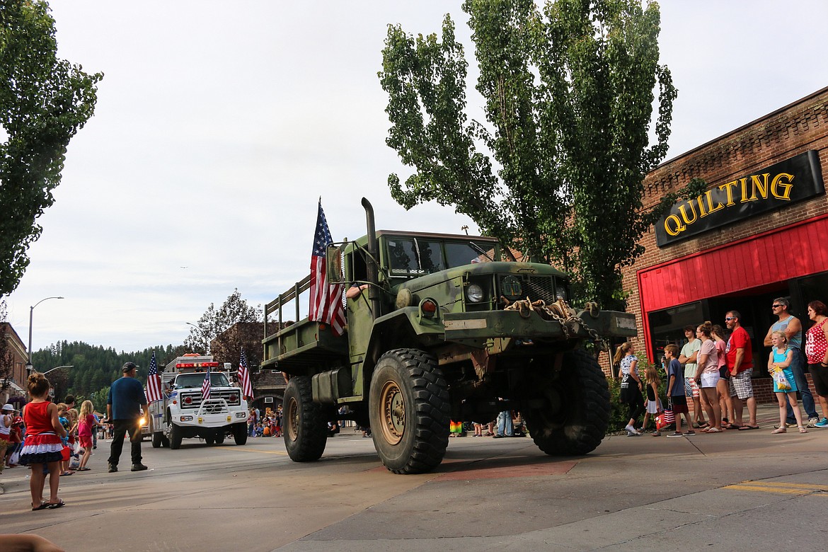 Photo by MANDI BATEMAN
The spectators cheered for the parade participants.