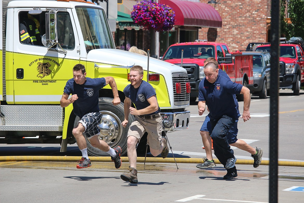 Photo by MANDI BATEMAN
Making a strong start, dashing toward their positions.