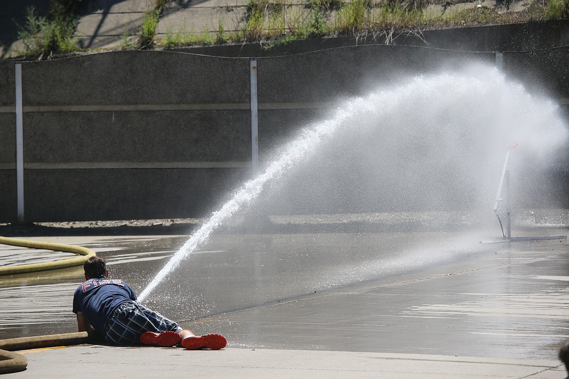 Photo by MANDI BATEMAN
Making quick time during the hose competition.