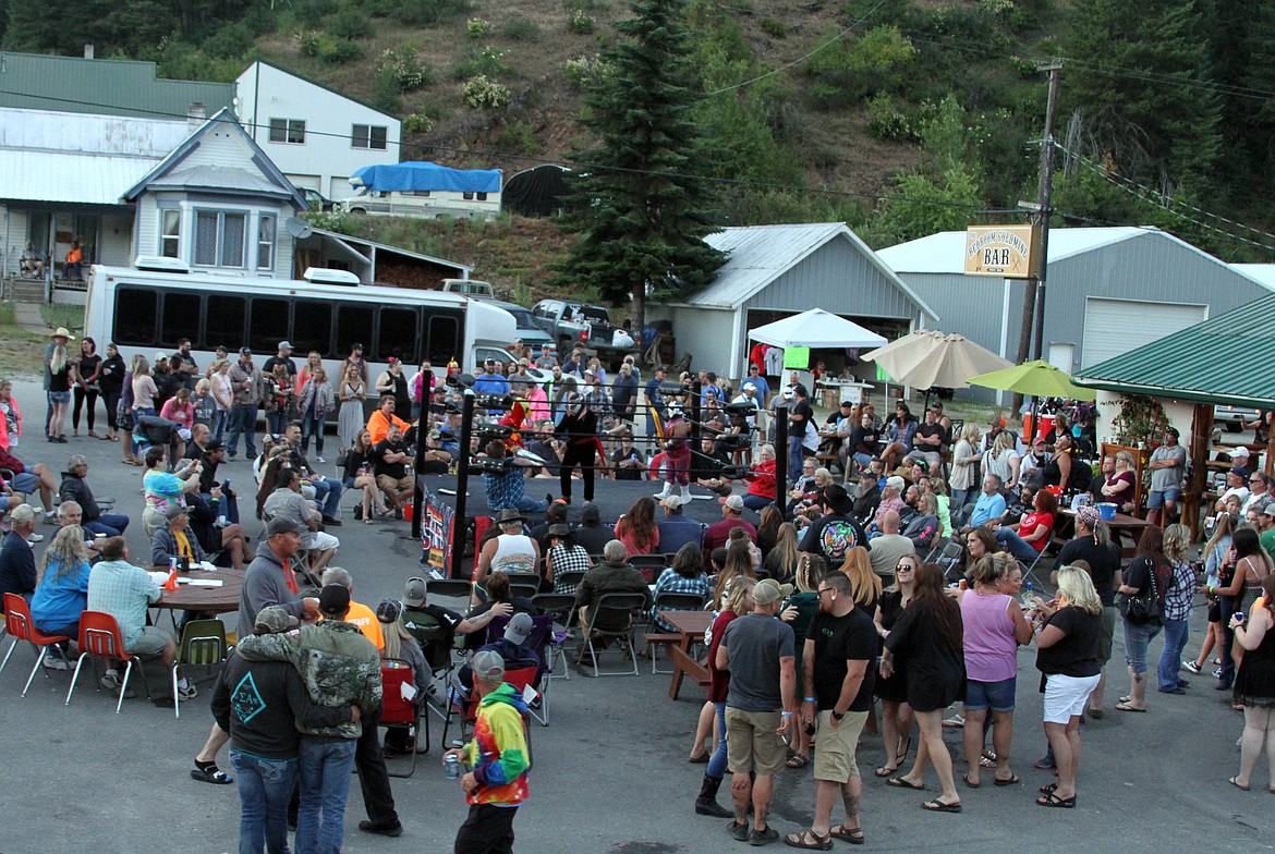 The crowd around the ring at Bedroom Goldmine. Nearly 100 pizzas fed the roughly 300 spectators at the event.