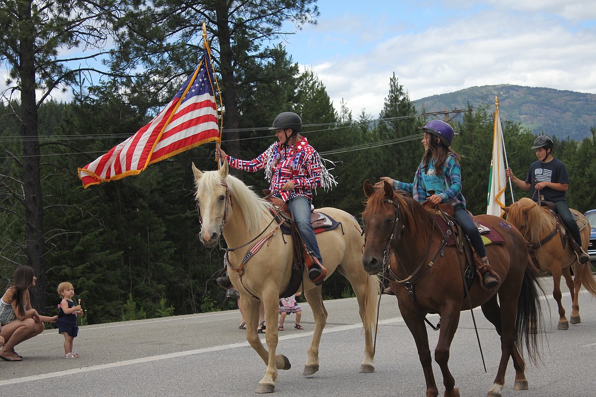 Photo by TANNA YEOUMANS
Julia and Evellyhn Stuber greeted parade goers as they passed by representing the horse 4-H group.