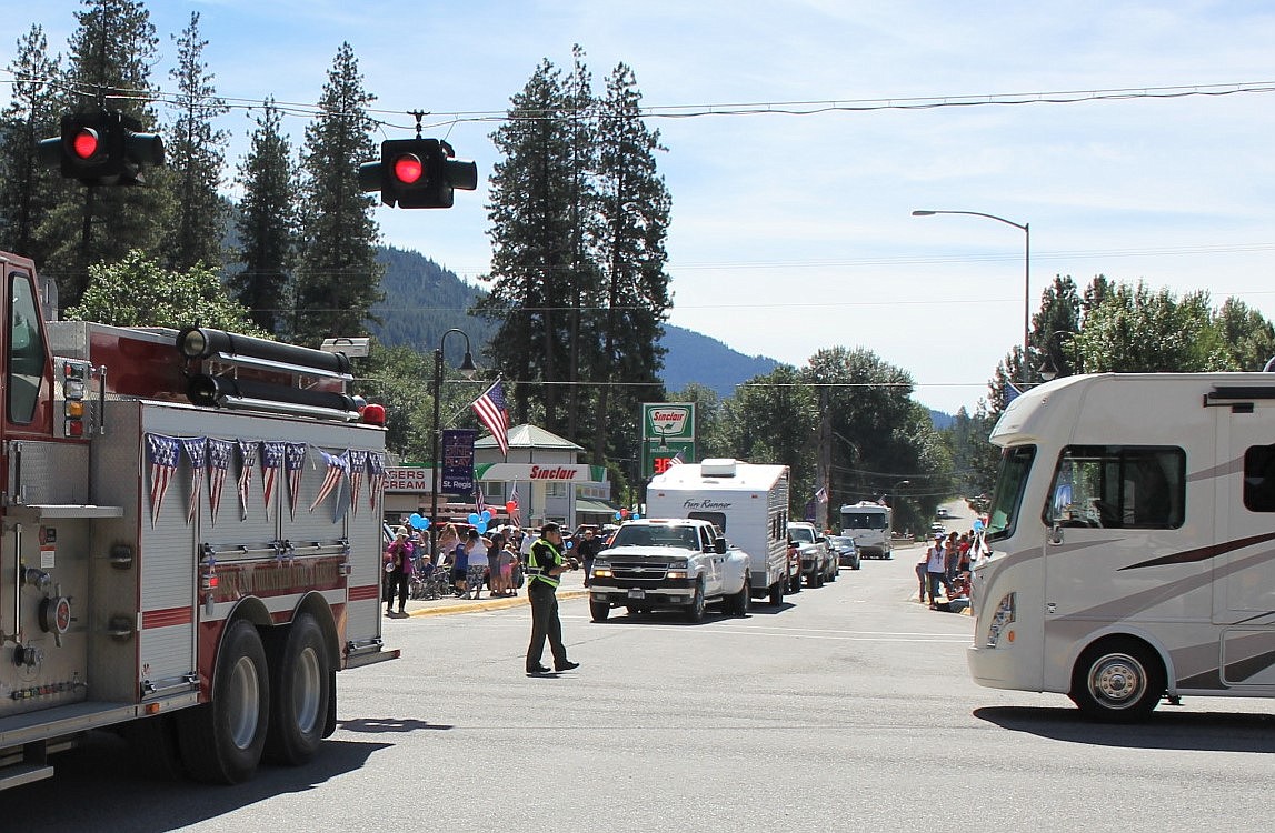 Mineral County Sheriff Mike Boone directs traffic coming off I-90 during the Independence Day parade in St. Regis. (Kathleen Woodford/Mineral Independent)