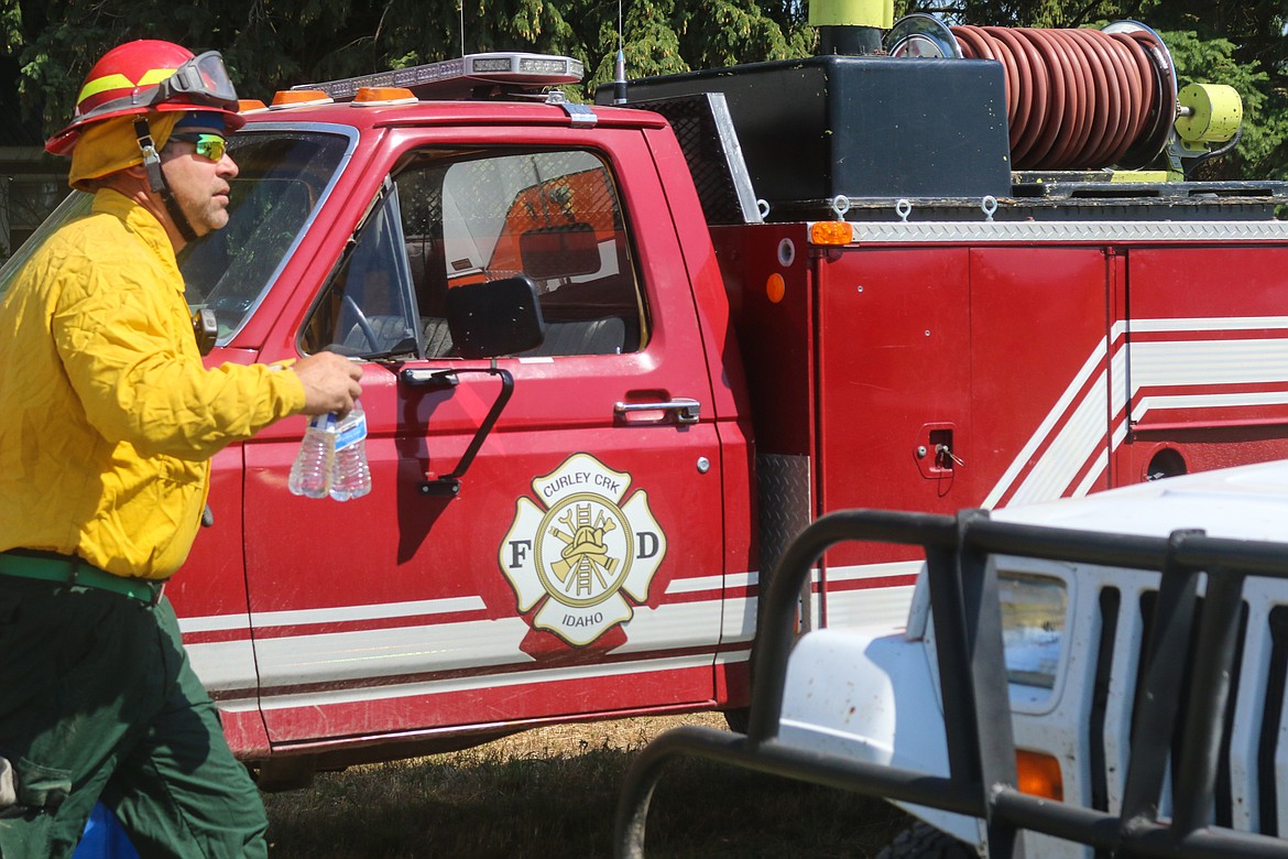 Photo by MANDI BATEMAN
Firefighter preparing to go and fight the fire.