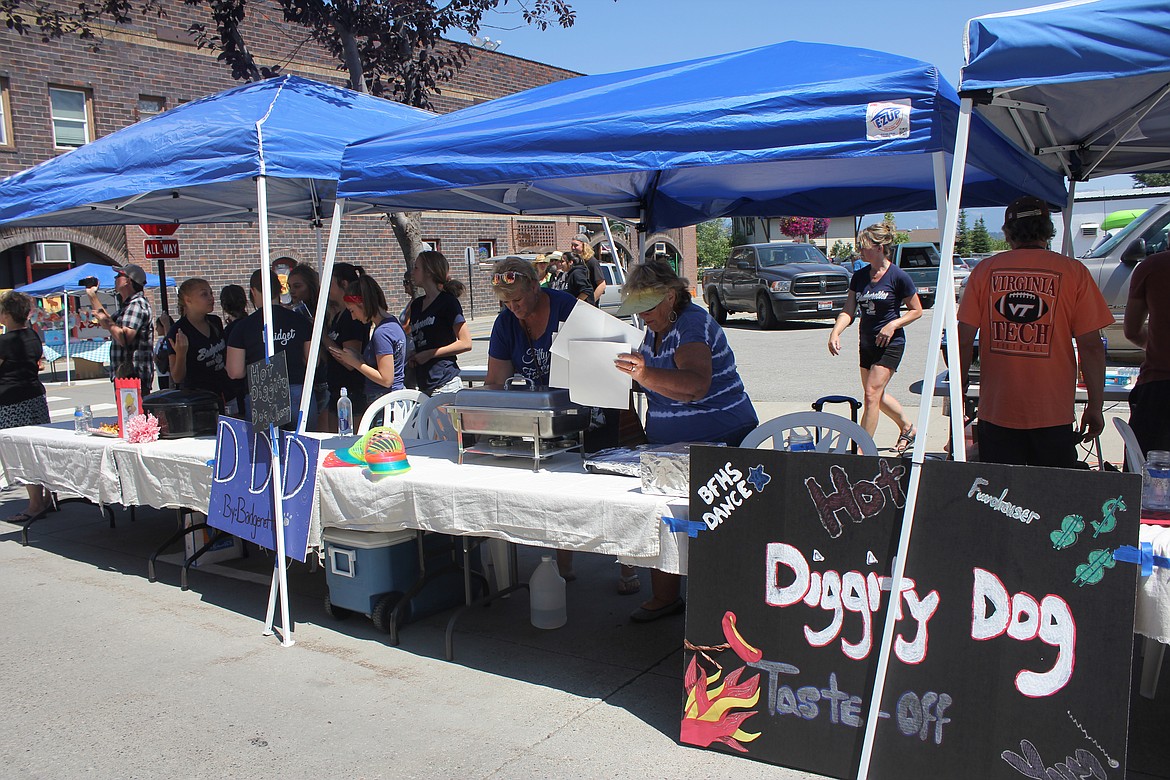 Photo by TANNA YEOUMANS
The Badger dance team held a fundraiser hot dog cookoff.