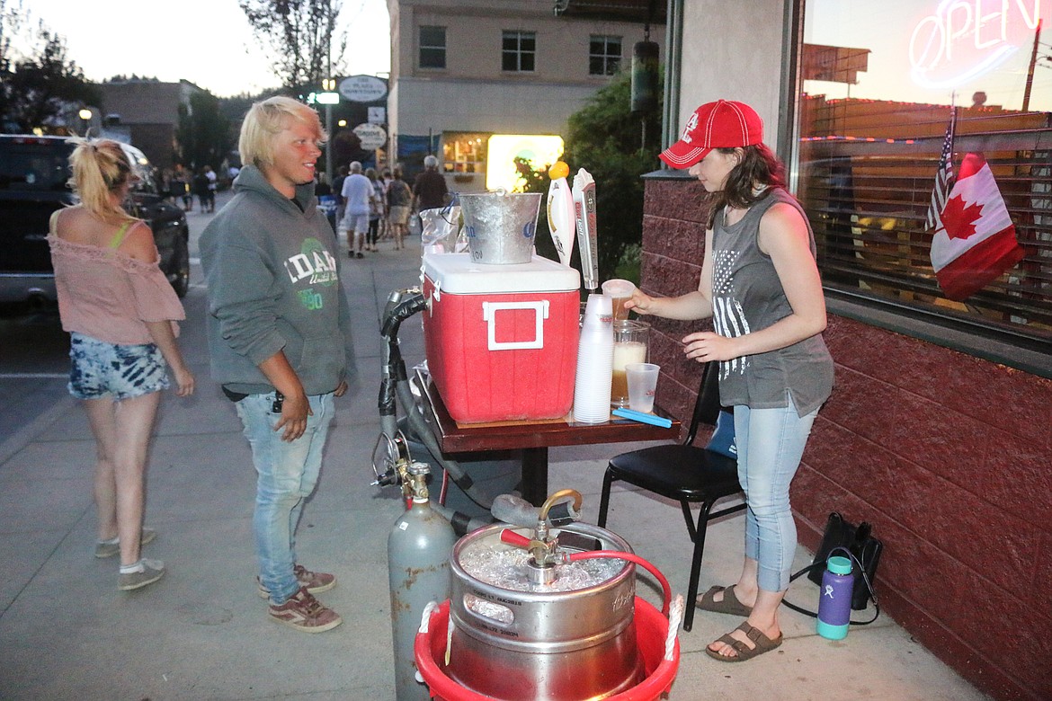 Photo by MANDI BATEMAN
Brianna Reasoner serving beer outside of Mugsy&#146;s Tavern and Grill.