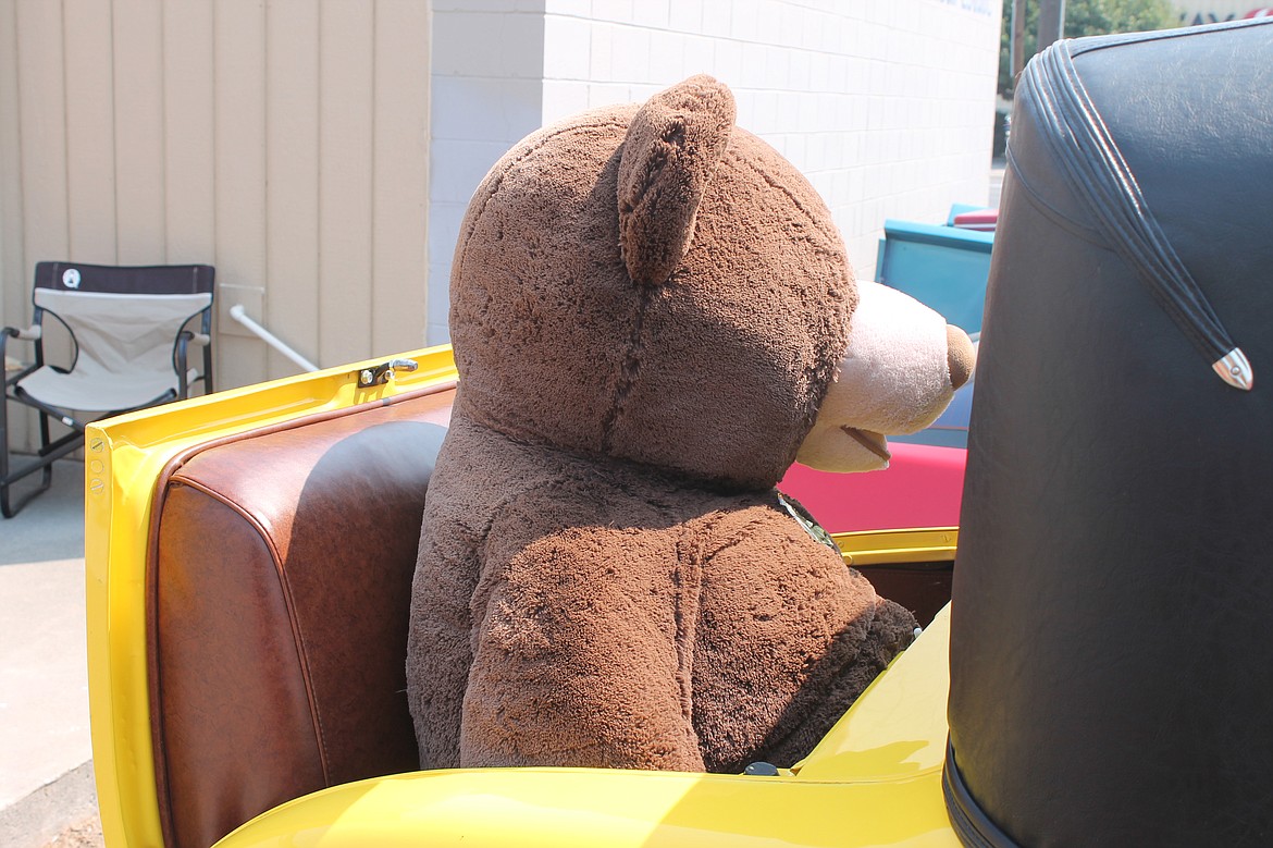 Joel Martin/Columbia Basin Herald
Teddy goes for a ride in the rumble seat of Buzz and Deb Crawford&#146;s 1928 Ford Sport Coupe.