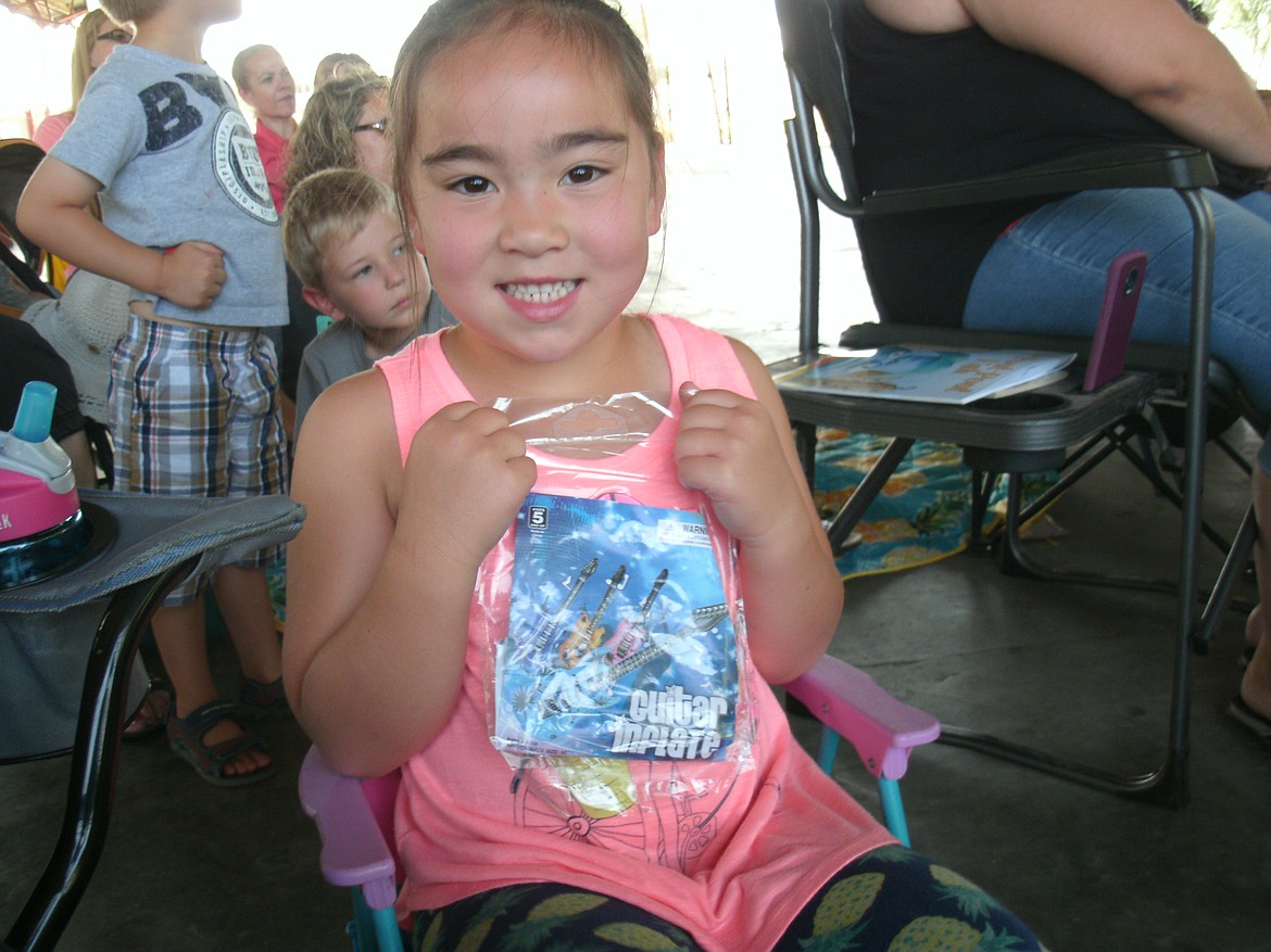 Photo by PHOENIX JOLLEY
Many children won door prizes during the intermission, before Elvis parsley came out for his performance.