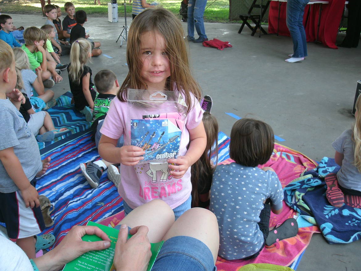 Photo by PHOENIX JOLLEY
Many children won door prizes during the intermission, before Elvis parsley came out for his performance.