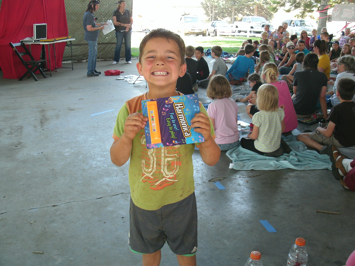 Photo by PHOENIX JOLLEY
Many children won door prizes during the intermission, before Elvis parsley came out for his performance.