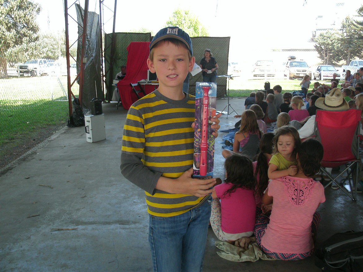 Photo by PHOENIX JOLLEY
Many children won door prizes during the intermission, before Elvis parsley came out for his performance.