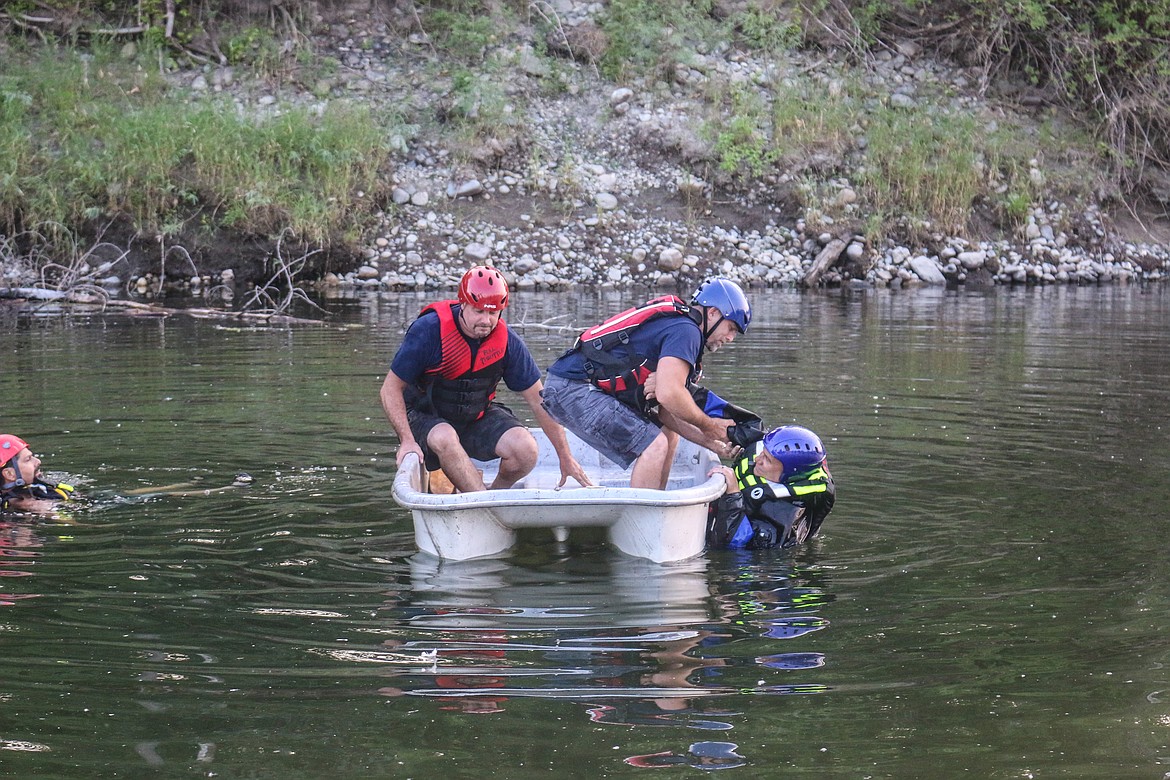 Photo by MANDI BATEMAN
Practicing pulling the mock victim into the boat.