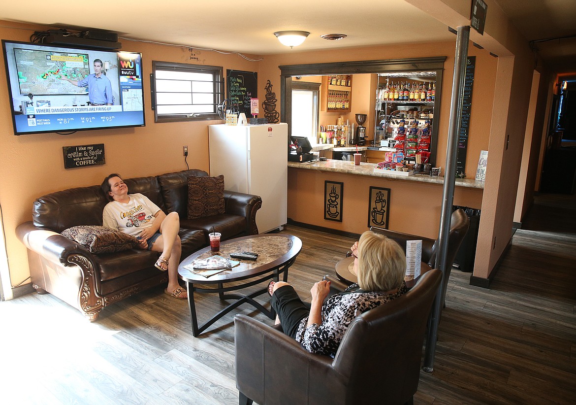 Above: Customers relax and enjoy their smoothies in the coffeehouse section of JR Perk in Post Falls. JR Perk is open from 6 a.m. to at least midnight Monday through Thursday, from 6 a.m. to 2 a.m. Friday, from 8 a.m. to 2 a.m. Saturday and 2 p.m. to 8 p.m. Sunday, hours depending on special events.

Left: Owner Sam Johnson makes a smoothie for a customer at JR Perk in Post Falls. Aside from smoothies and coffee,  JR Perk also offers daily drink specials, growler fills and kegs to order.
Photos by
LOREN BENOIT/NIBJ